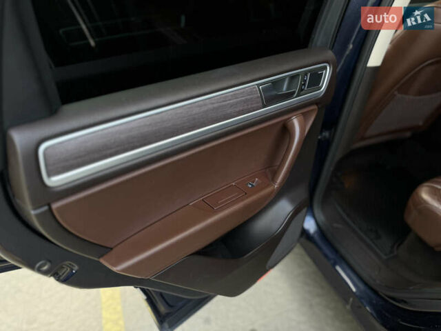 Синий Фольксваген Туарег, объемом двигателя 2.97 л и пробегом 272 тыс. км за 16200 $, фото 19 на Automoto.ua