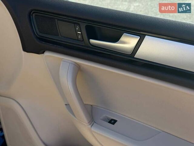 Синий Фольксваген Туарег, объемом двигателя 2.97 л и пробегом 236 тыс. км за 17500 $, фото 2 на Automoto.ua