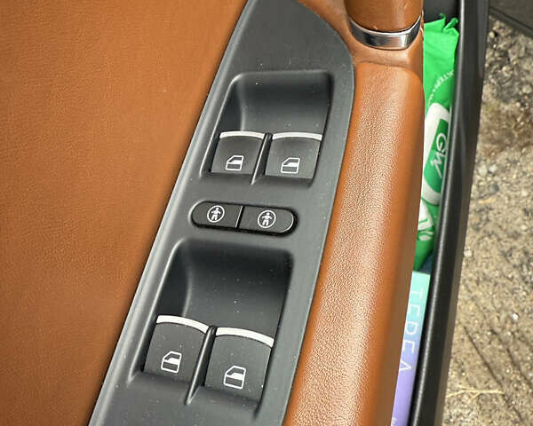 Фольксваген Туарег 2013 в Харькове на Automoto.ua Синий Фольксваген Туарег, объемом двигателя 2.97 л и пробегом 153 тыс. км за 29500 $, фото 12 на Automoto.ua