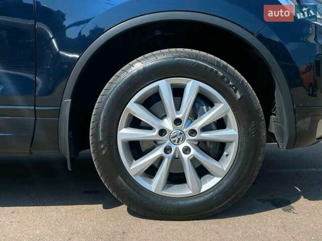 Синий Фольксваген Туарег, объемом двигателя 3 л и пробегом 178 тыс. км за 27900 $, фото 6 на Automoto.ua