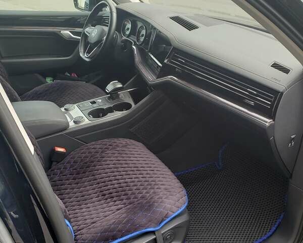 Синій Фольксваген Туарег, об'ємом двигуна 3 л та пробігом 107 тис. км за 37500 $, фото 5 на Automoto.ua