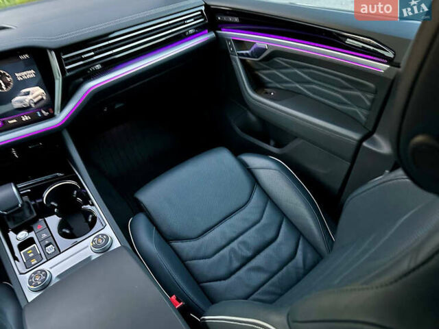 Синий Фольксваген Туарег, объемом двигателя 3 л и пробегом 74 тыс. км за 68700 $, фото 58 на Automoto.ua