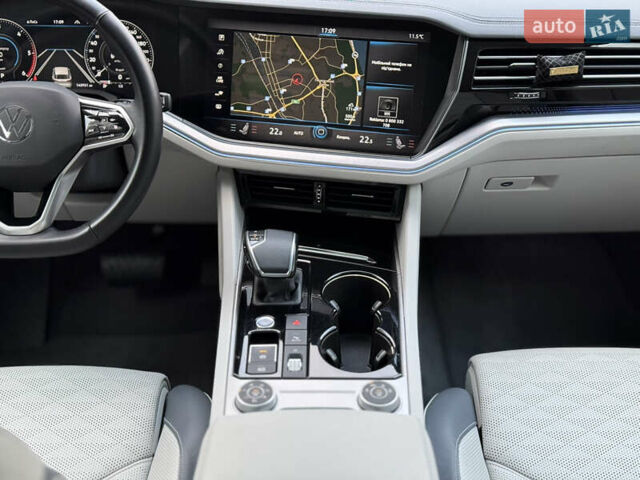 Синій Фольксваген Туарег, об'ємом двигуна 2.97 л та пробігом 145 тис. км за 54800 $, фото 25 на Automoto.ua