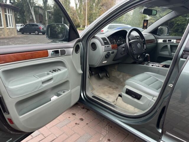 Зеленый Фольксваген Туарег, объемом двигателя 4.9 л и пробегом 280 тыс. км за 5999 $, фото 8 на Automoto.ua