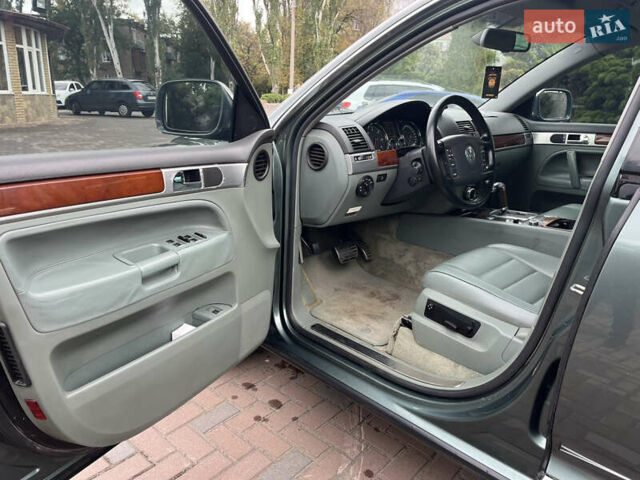 Зеленый Фольксваген Туарег, объемом двигателя 4.92 л и пробегом 280 тыс. км за 5999 $, фото 8 на Automoto.ua