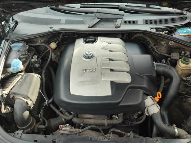 Зеленый Фольксваген Туарег, объемом двигателя 2.5 л и пробегом 322 тыс. км за 7200 $, фото 1 на Automoto.ua