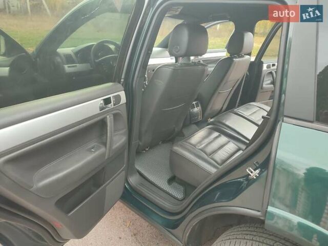 Зелений Фольксваген Туарег, об'ємом двигуна 2.46 л та пробігом 322 тис. км за 7200 $, фото 16 на Automoto.ua