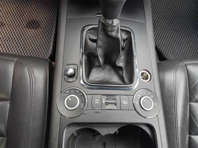 Зеленый Фольксваген Туарег, объемом двигателя 2.5 л и пробегом 322 тыс. км за 7200 $, фото 9 на Automoto.ua