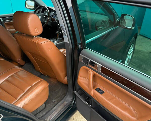 Зеленый Фольксваген Туарег, объемом двигателя 4.92 л и пробегом 201 тыс. км за 6800 $, фото 17 на Automoto.ua