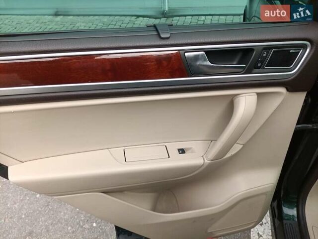 Зелений Фольксваген Туарег, об'ємом двигуна 2.97 л та пробігом 445 тис. км за 16800 $, фото 14 на Automoto.ua