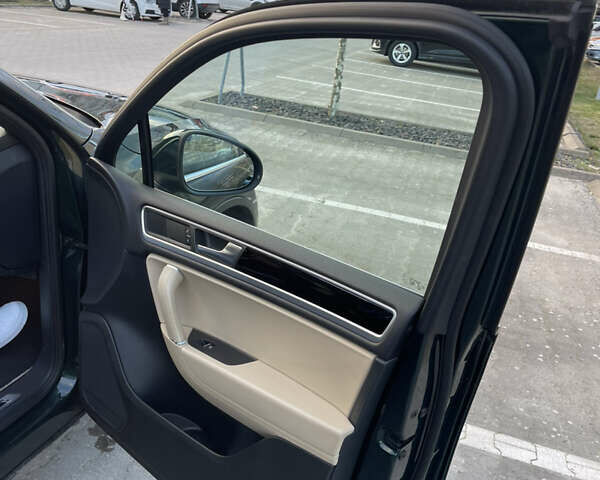 Зеленый Фольксваген Туарег, объемом двигателя 2.97 л и пробегом 279 тыс. км за 22000 $, фото 19 на Automoto.ua