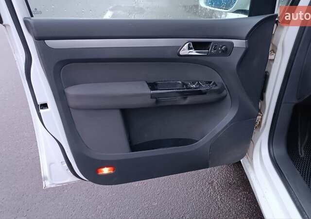 Белый Фольксваген Туран, объемом двигателя 1.9 л и пробегом 376 тыс. км за 4750 $, фото 38 на Automoto.ua