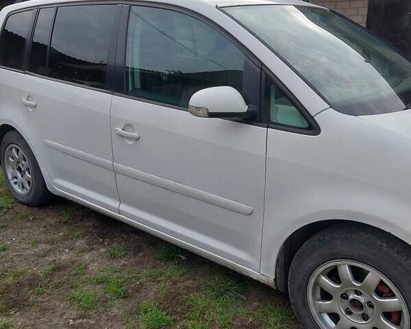 Белый Фольксваген Туран, объемом двигателя 1.9 л и пробегом 350 тыс. км за 4860 $, фото 2 на Automoto.ua