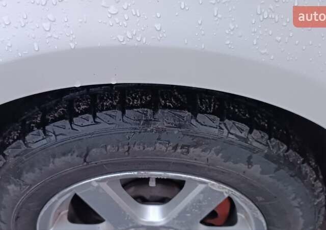 Белый Фольксваген Туран, объемом двигателя 1.9 л и пробегом 376 тыс. км за 4750 $, фото 51 на Automoto.ua