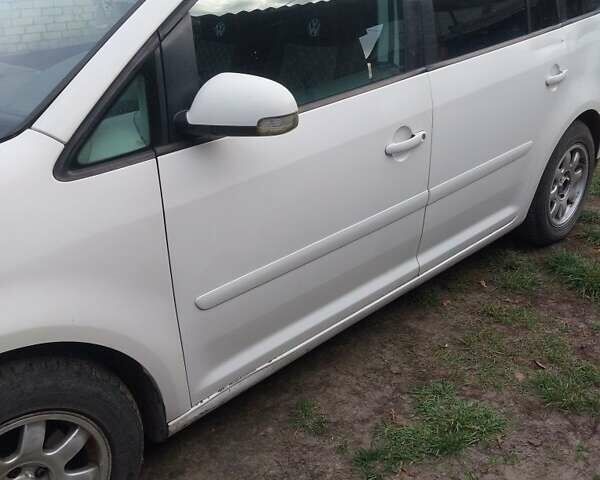 Белый Фольксваген Туран, объемом двигателя 1.9 л и пробегом 350 тыс. км за 4860 $, фото 1 на Automoto.ua