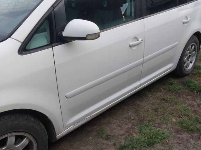 Белый Фольксваген Туран, объемом двигателя 1.9 л и пробегом 350 тыс. км за 4860 $, фото 2 на Automoto.ua