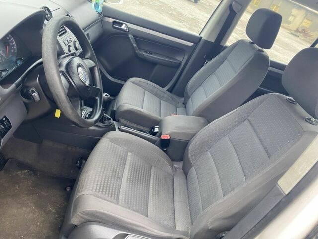 Белый Фольксваген Туран, объемом двигателя 2 л и пробегом 320 тыс. км за 2200 $, фото 5 на Automoto.ua