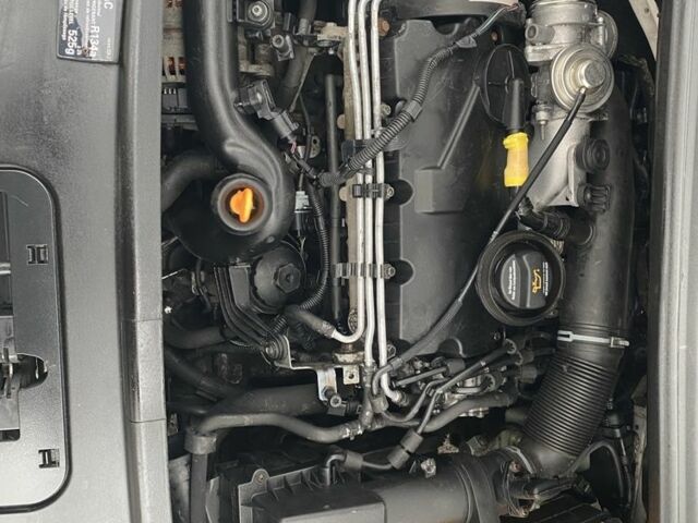 Белый Фольксваген Туран, объемом двигателя 2 л и пробегом 320 тыс. км за 2200 $, фото 6 на Automoto.ua