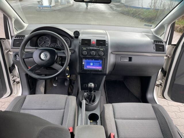 Белый Фольксваген Туран, объемом двигателя 1.9 л и пробегом 500 тыс. км за 2950 $, фото 17 на Automoto.ua