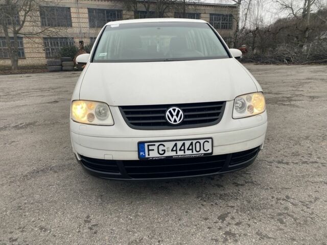 Белый Фольксваген Туран, объемом двигателя 2 л и пробегом 320 тыс. км за 2200 $, фото 1 на Automoto.ua