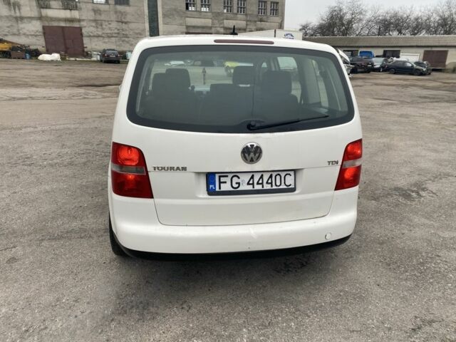 Белый Фольксваген Туран, объемом двигателя 2 л и пробегом 320 тыс. км за 2200 $, фото 4 на Automoto.ua