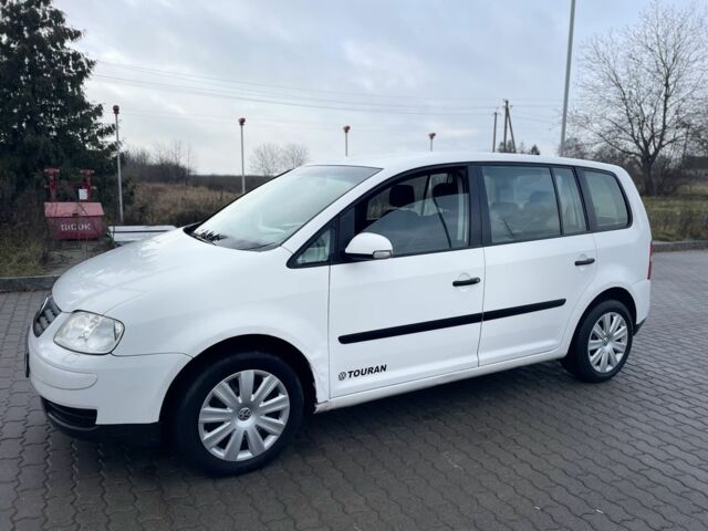 Белый Фольксваген Туран, объемом двигателя 1.9 л и пробегом 500 тыс. км за 2950 $, фото 1 на Automoto.ua