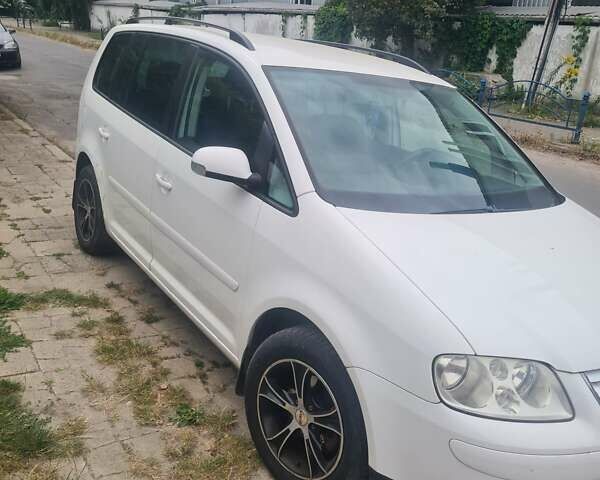 Білий Фольксваген Туран, об'ємом двигуна 1.98 л та пробігом 324 тис. км за 6500 $, фото 1 на Automoto.ua