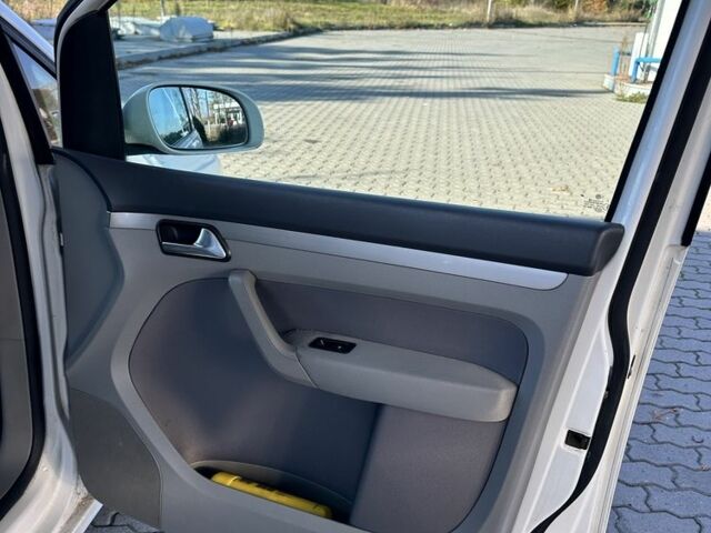 Білий Фольксваген Туран, об'ємом двигуна 1.9 л та пробігом 290 тис. км за 3350 $, фото 9 на Automoto.ua