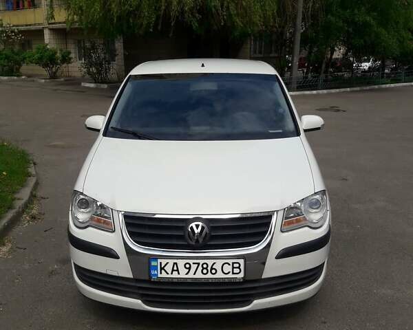 Белый Фольксваген Туран, объемом двигателя 1.98 л и пробегом 175 тыс. км за 6700 $, фото 2 на Automoto.ua