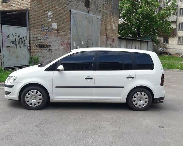 Белый Фольксваген Туран, объемом двигателя 1.98 л и пробегом 175 тыс. км за 6700 $, фото 5 на Automoto.ua
