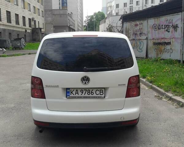 Белый Фольксваген Туран, объемом двигателя 1.98 л и пробегом 175 тыс. км за 6700 $, фото 3 на Automoto.ua