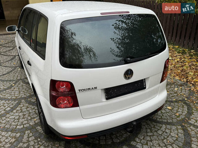 Білий Фольксваген Туран, об'ємом двигуна 1.6 л та пробігом 218 тис. км за 8499 $, фото 1 на Automoto.ua