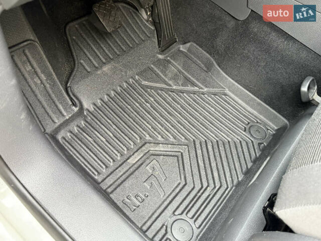 Білий Фольксваген Туран, об'ємом двигуна 1.6 л та пробігом 218 тис. км за 8499 $, фото 23 на Automoto.ua