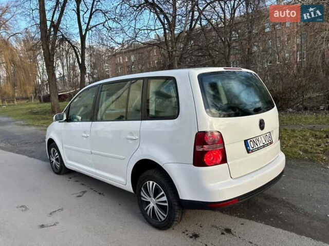 Белый Фольксваген Туран, объемом двигателя 2 л и пробегом 300 тыс. км за 2899 $, фото 5 на Automoto.ua