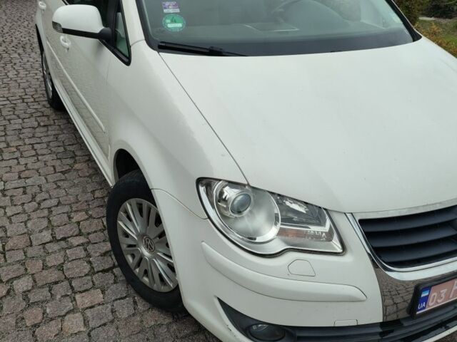 Білий Фольксваген Туран, об'ємом двигуна 2 л та пробігом 100 тис. км за 9800 $, фото 2 на Automoto.ua