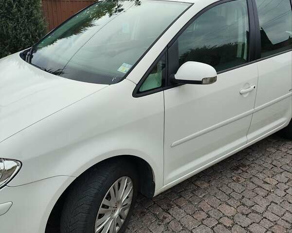 Білий Фольксваген Туран, об'ємом двигуна 2 л та пробігом 99 тис. км за 9800 $, фото 1 на Automoto.ua