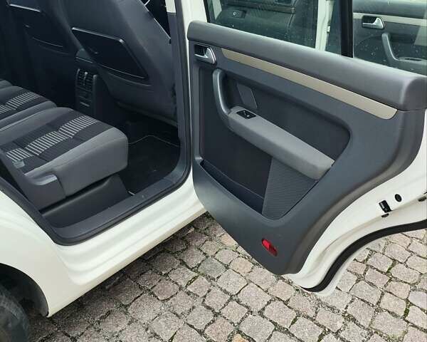 Білий Фольксваген Туран, об'ємом двигуна 2 л та пробігом 99 тис. км за 9800 $, фото 30 на Automoto.ua