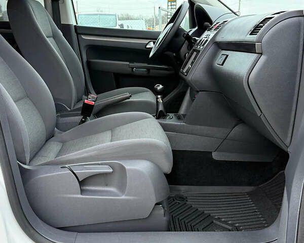 Білий Фольксваген Туран, об'ємом двигуна 1.6 л та пробігом 218 тис. км за 7999 $, фото 22 на Automoto.ua