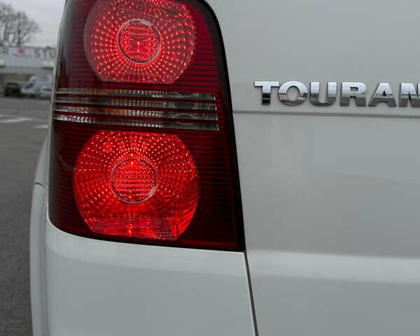 Белый Фольксваген Туран, объемом двигателя 1.6 л и пробегом 219 тыс. км за 7999 $, фото 95 на Automoto.ua