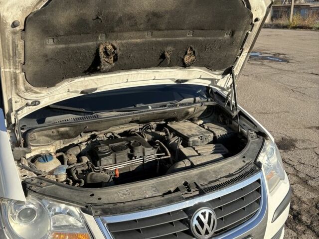 Белый Фольксваген Туран, объемом двигателя 1.9 л и пробегом 431 тыс. км за 2900 $, фото 4 на Automoto.ua