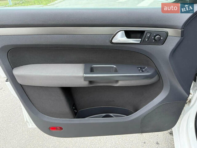 Белый Фольксваген Туран, объемом двигателя 1.6 л и пробегом 219 тыс. км за 7999 $, фото 8 на Automoto.ua