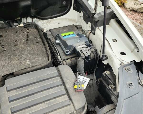 Білий Фольксваген Туран, об'ємом двигуна 2 л та пробігом 99 тис. км за 9800 $, фото 45 на Automoto.ua