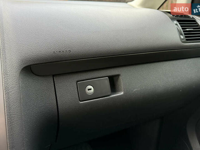 Білий Фольксваген Туран, об'ємом двигуна 1.6 л та пробігом 218 тис. км за 8499 $, фото 15 на Automoto.ua