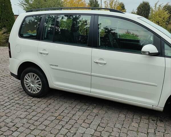 Білий Фольксваген Туран, об'ємом двигуна 2 л та пробігом 99 тис. км за 9800 $, фото 8 на Automoto.ua