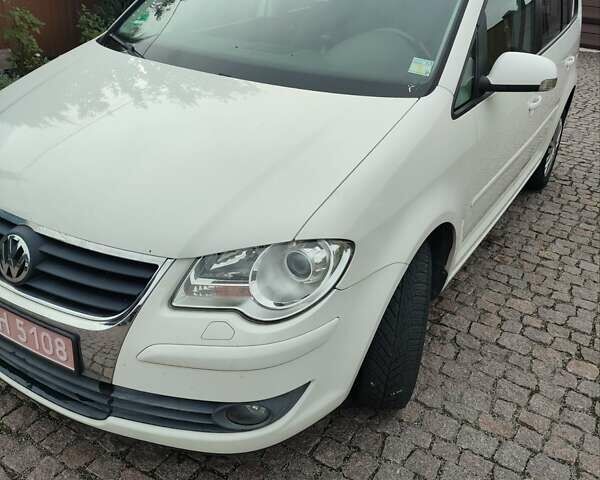 Білий Фольксваген Туран, об'ємом двигуна 2 л та пробігом 99 тис. км за 9800 $, фото 2 на Automoto.ua