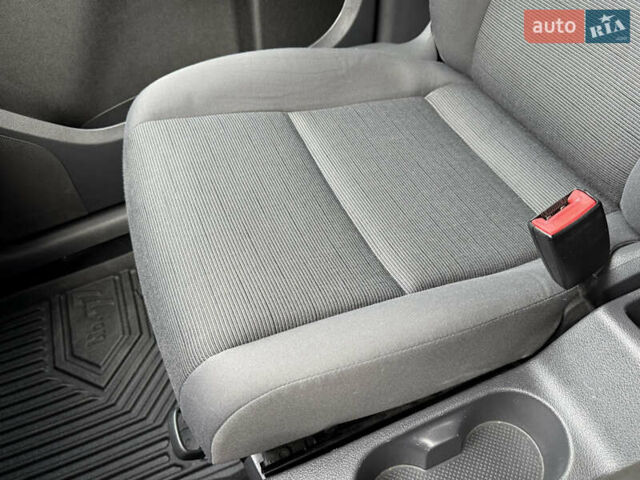 Білий Фольксваген Туран, об'ємом двигуна 1.6 л та пробігом 218 тис. км за 7999 $, фото 111 на Automoto.ua