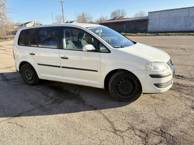 Белый Фольксваген Туран, объемом двигателя 1.9 л и пробегом 431 тыс. км за 2900 $, фото 12 на Automoto.ua