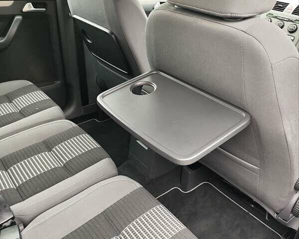 Білий Фольксваген Туран, об'ємом двигуна 2 л та пробігом 99 тис. км за 9800 $, фото 33 на Automoto.ua