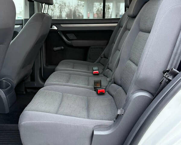 Білий Фольксваген Туран, об'ємом двигуна 1.6 л та пробігом 218 тис. км за 7999 $, фото 79 на Automoto.ua