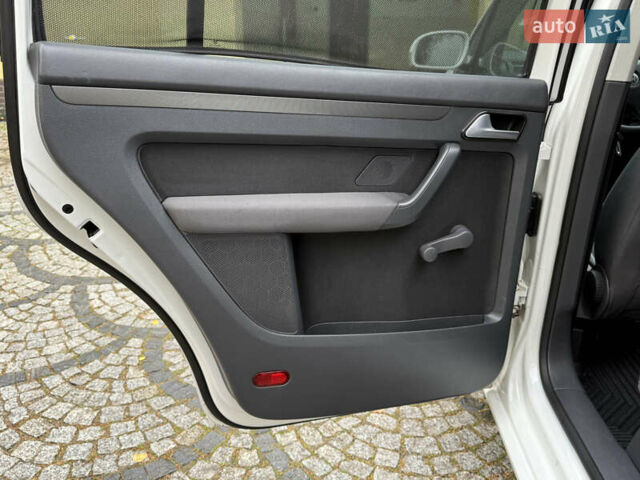 Білий Фольксваген Туран, об'ємом двигуна 1.6 л та пробігом 218 тис. км за 8499 $, фото 30 на Automoto.ua